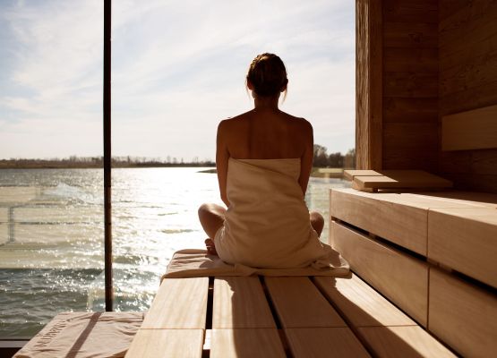 Woman sitting in the St. Martins See Spa Sauna
