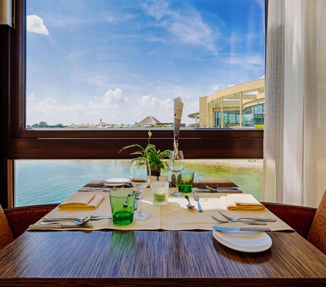 St. Martins Lodge Restaurant with a view of the bathing lake
